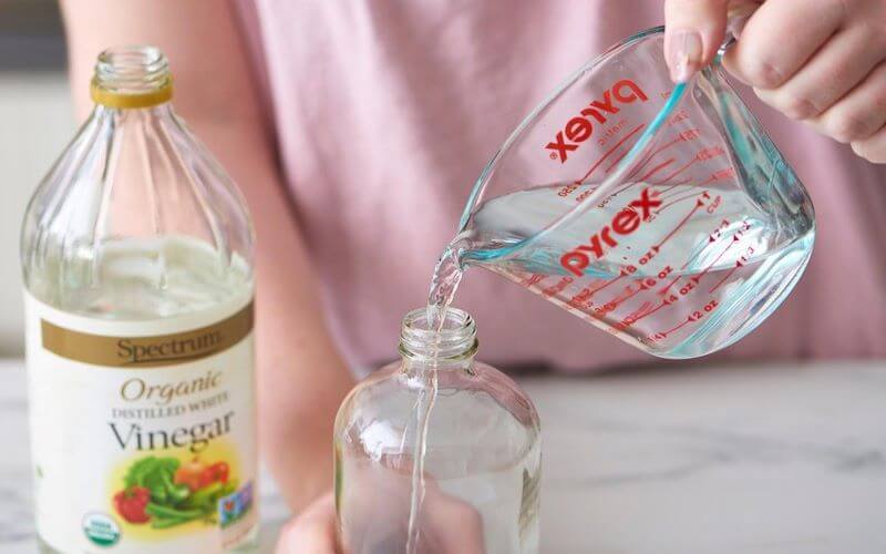 Ngâm đồ thể thao với nước giấm để loại bỏ mùi hôi