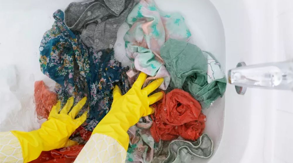 Cách giặt quần áo trong bồn tắm