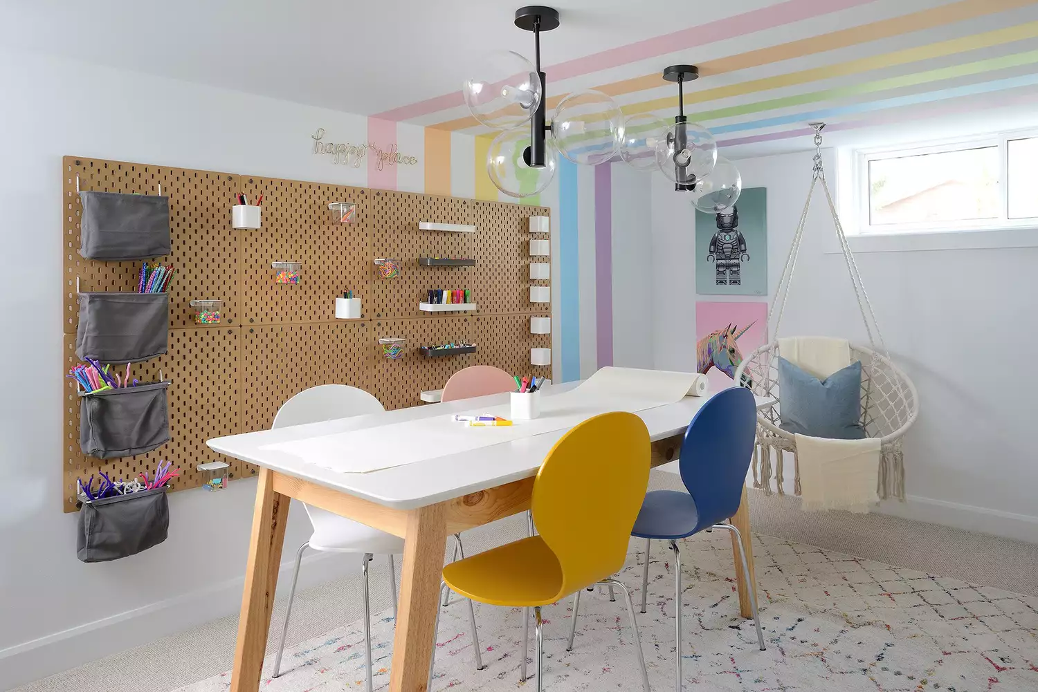 Bảng ghim với giỏ và kệ trong phòng chơi với một chiếc bàn lớn