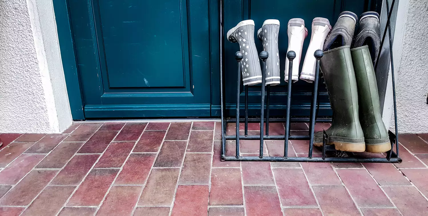 Ủng trên giá kim loại