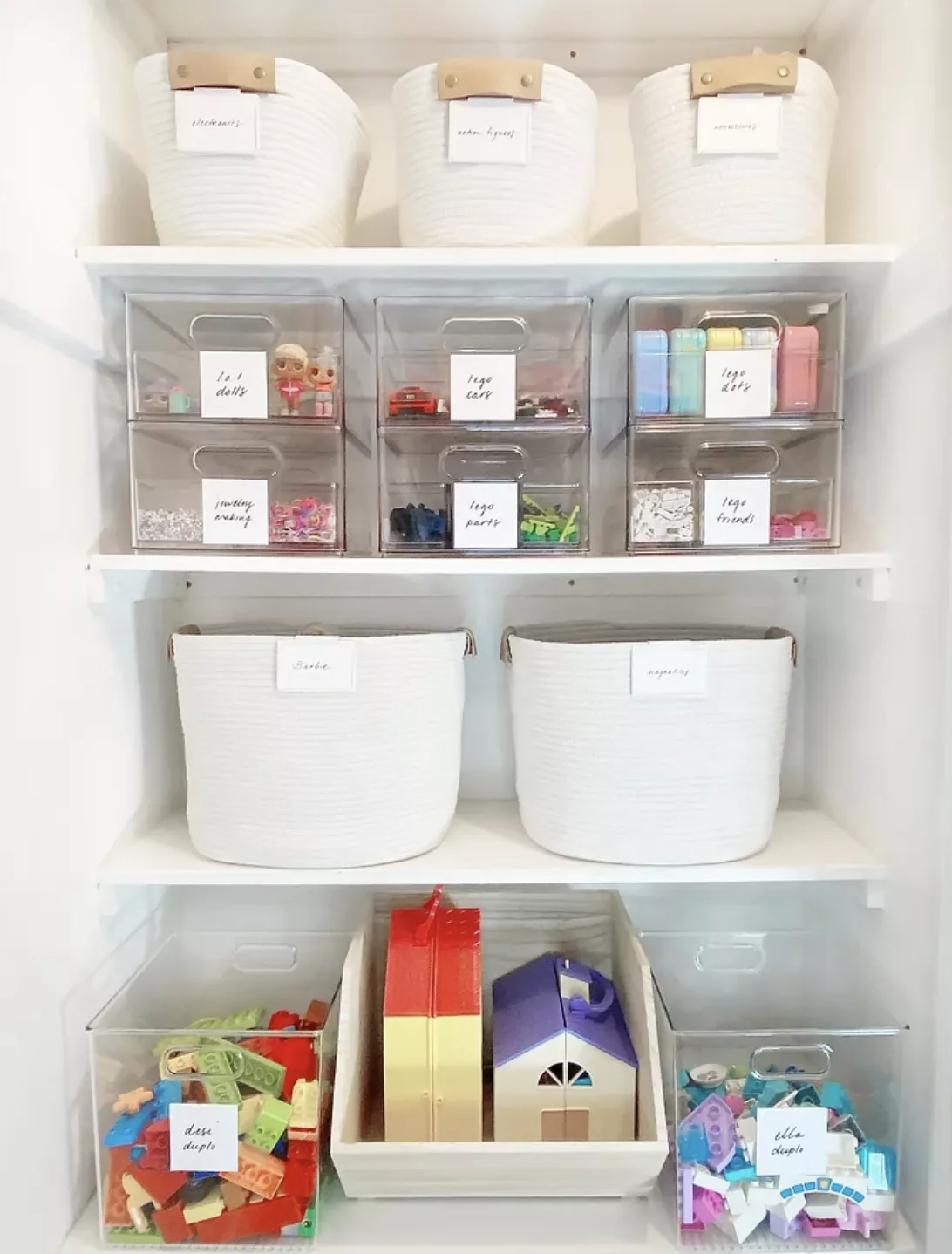 Đồ chơi được xếp trong thùng nhựa và giỏ đan