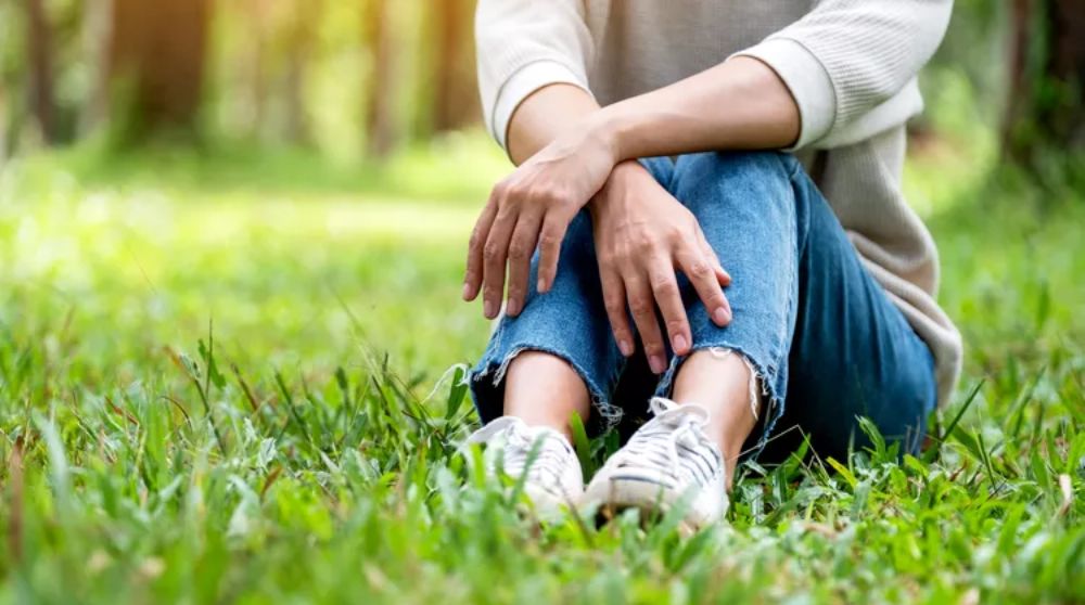 cách tẩy vết cỏ trên quần áo