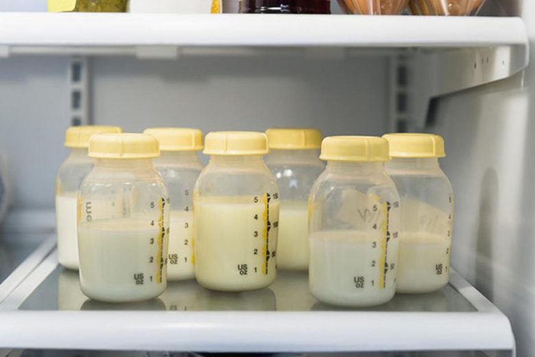Cách bảo quản sữa mẹ trong ngăn mát tủ lạnh với bình trữ sữa