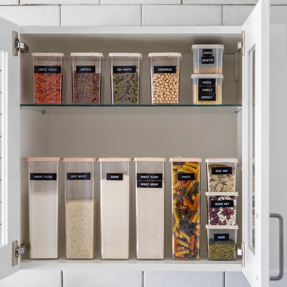 ý tưởng tổ chức phòng đựng thức ăn dán nhãn mọi thứ