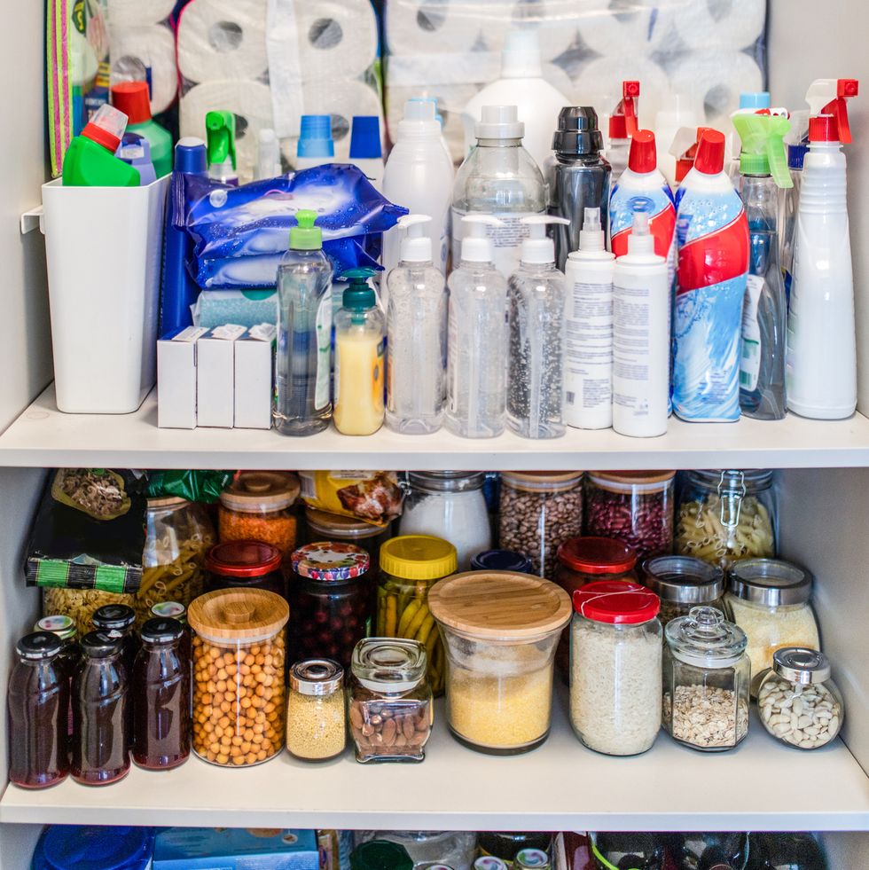 ý tưởng tổ chức phòng đựng thức ăn giữ hóa chất riêng biệt