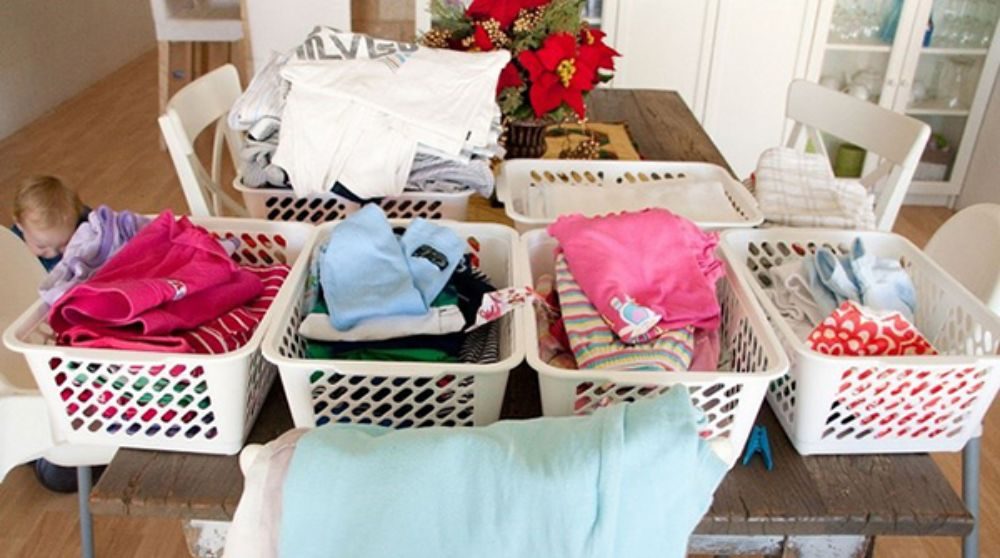 phân loại quần áo trước khi giặt