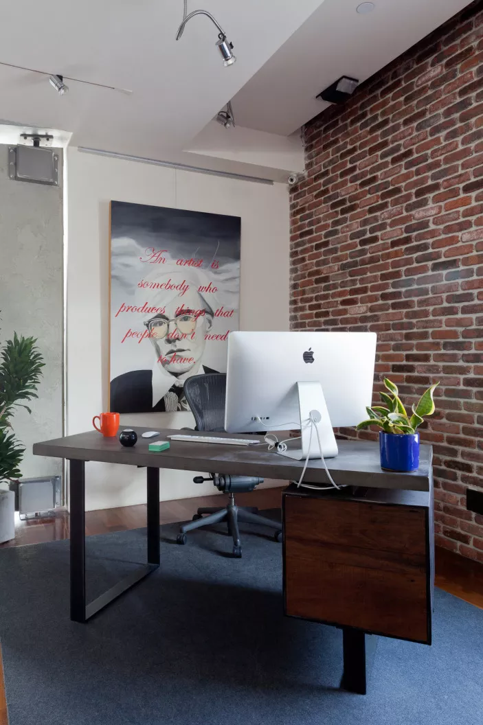 Văn phòng tại nhà với máy Mac và bàn làm việc đơn giản