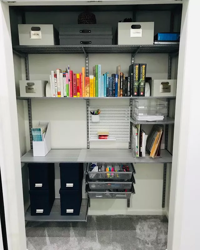 Tủ quần áo biến thành văn phòng tại nhà