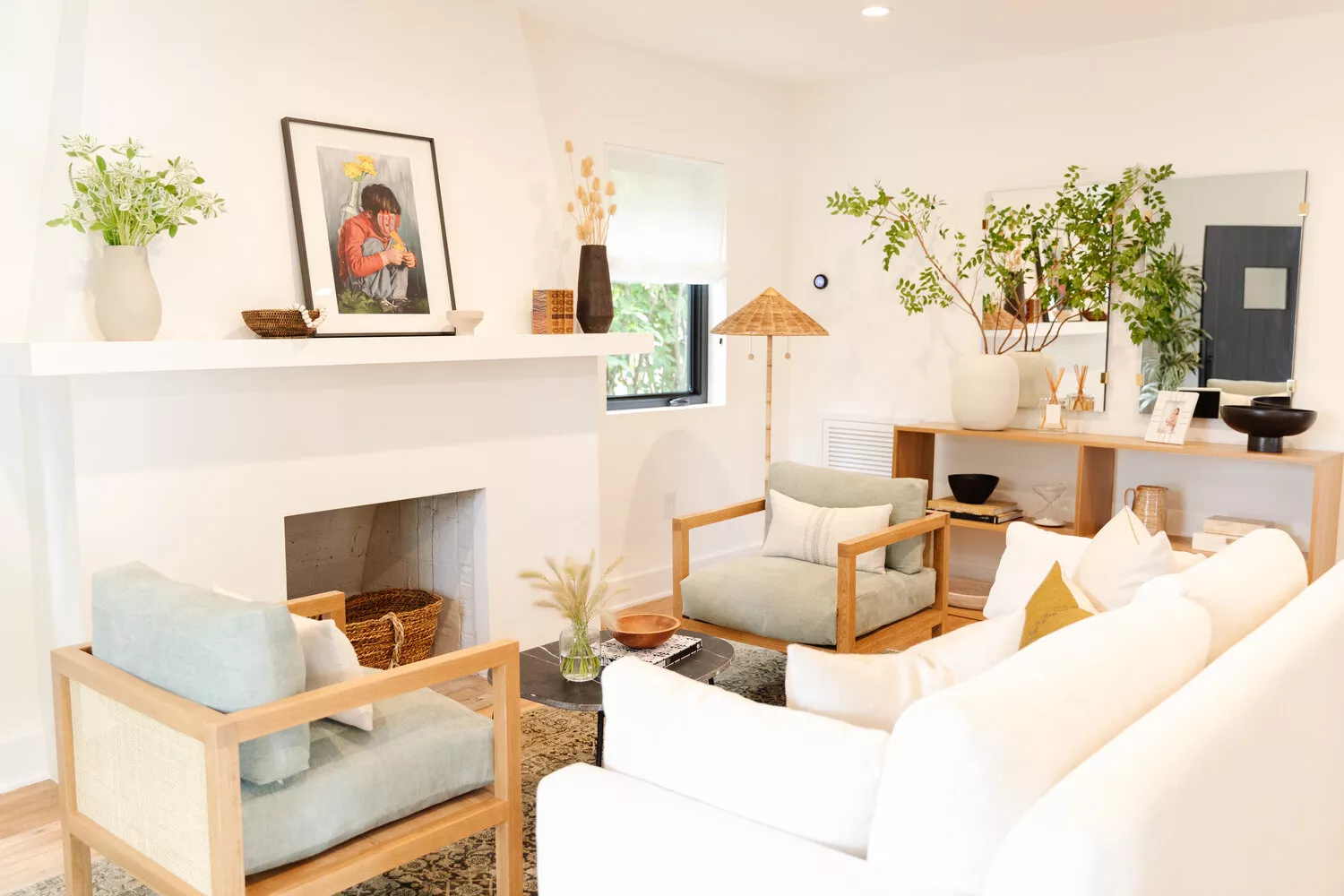 Phòng khách với ghế sofa màu trắng