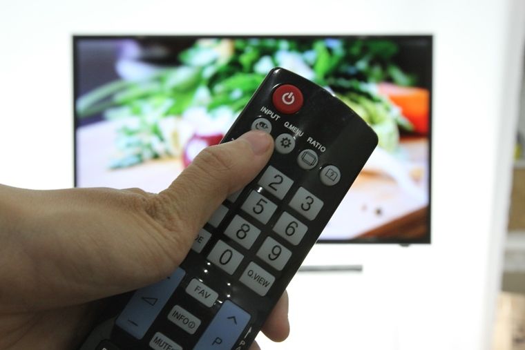 - Nhấn nút INPUT trên remote