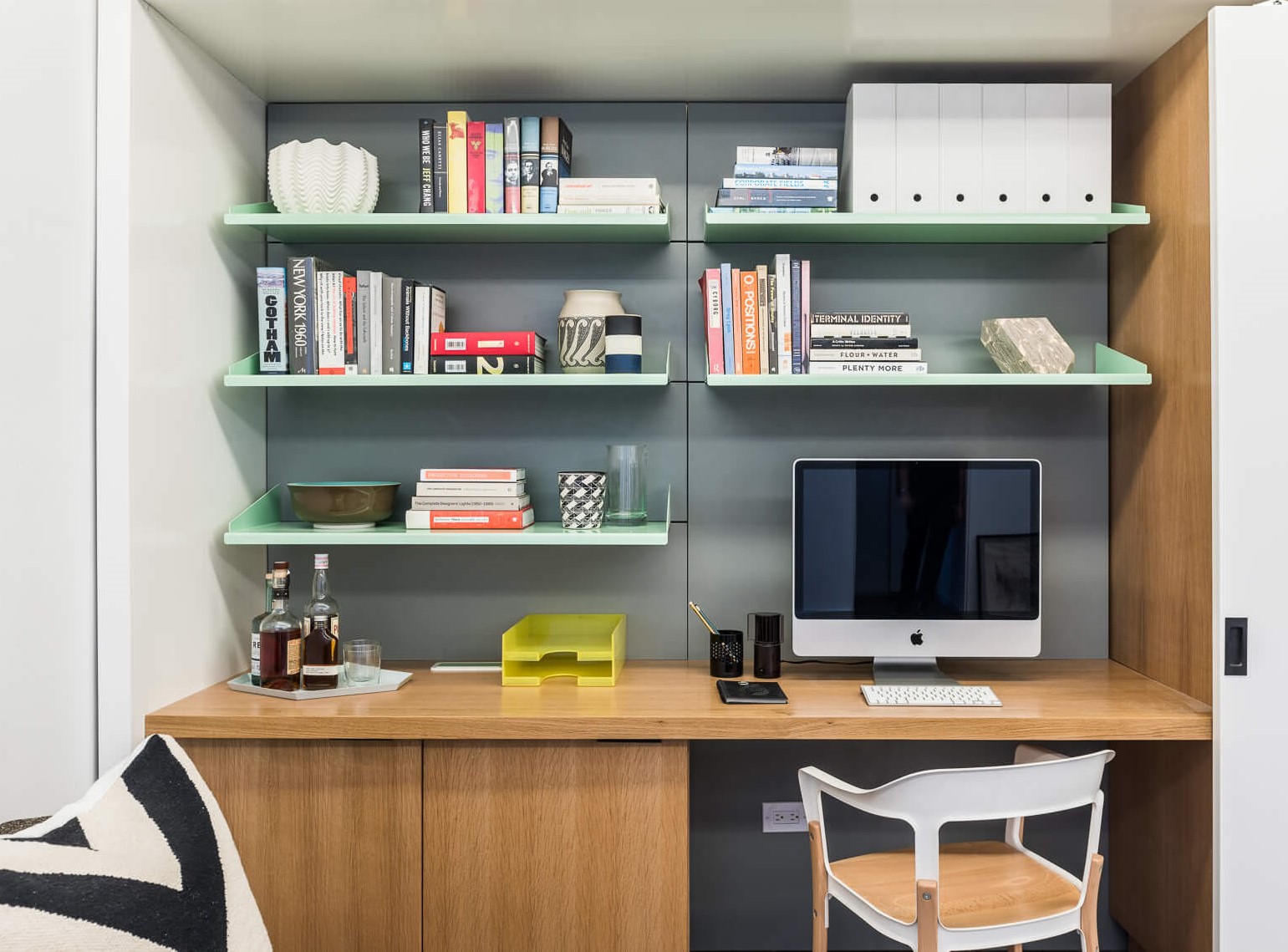 [Bật mí] Cách sắp xếp bàn làm việc khoa học, tiện nghi